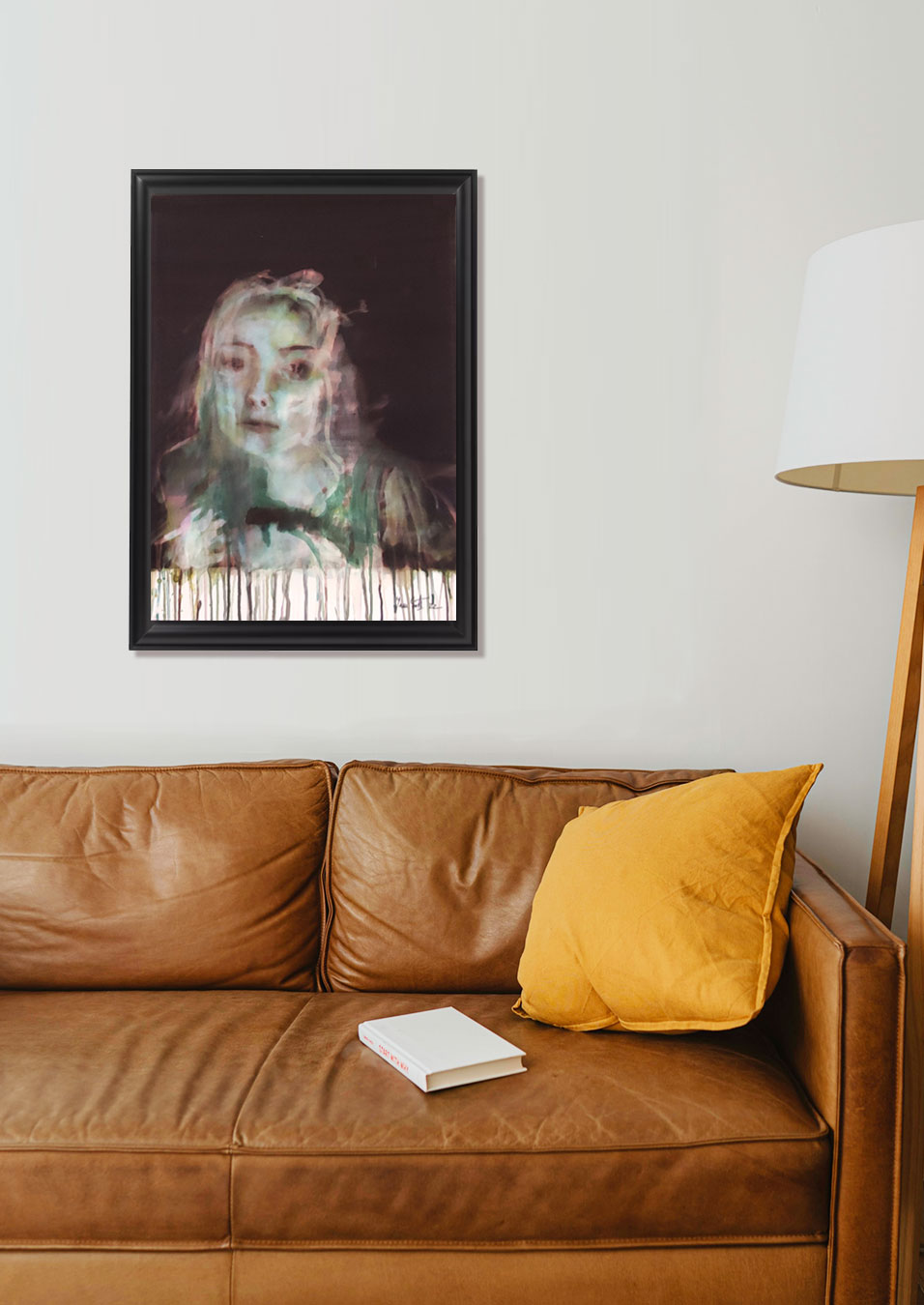 Portrait exposé dans un salon de connectionneur au dessus d'un canapé en cuir