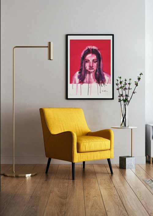Le tableau "La Mariée" exposé derriere un fauteuil en cuir jaune