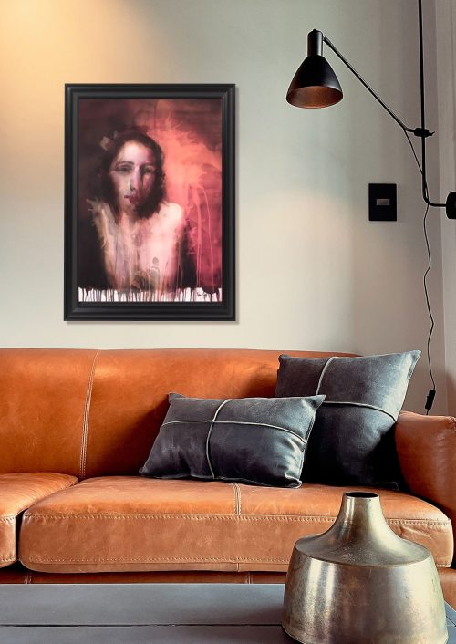 Portrait de la femme aux éclaboussures encadré dans un salon