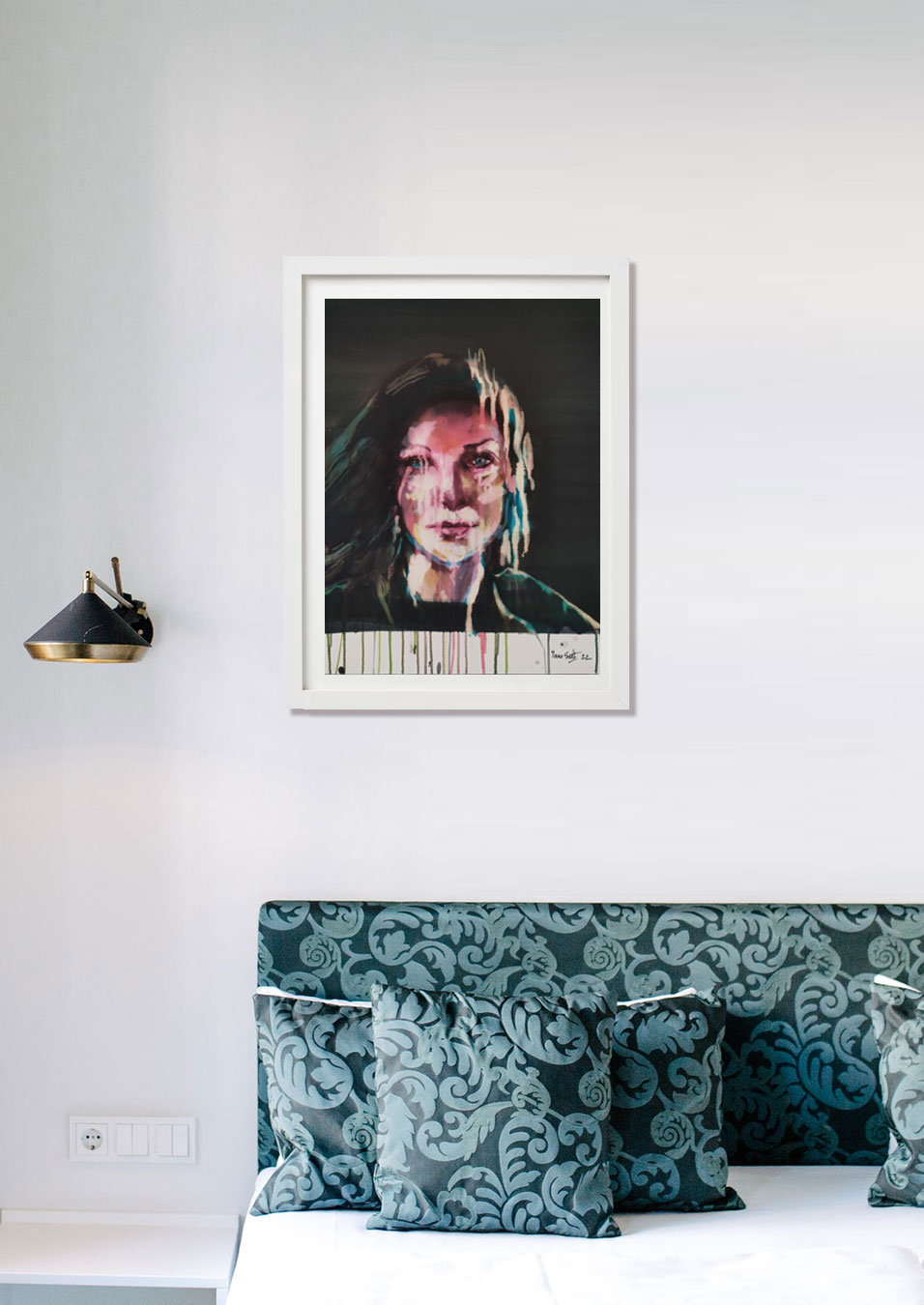 Le portrait de la femme aux cheveux blanc exposé dans un salon avec canapé bleu à fleurs