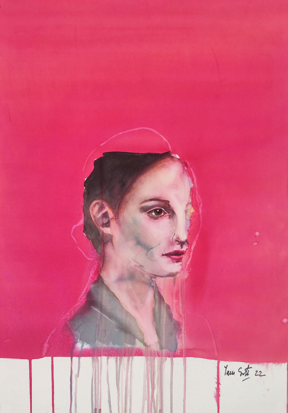 Portrait de femme face profil sur fond rose