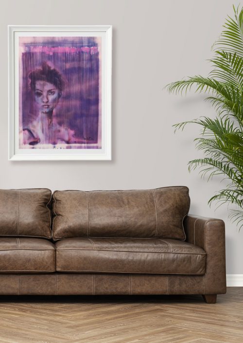 Le portrait de la femme violet accrochée dans un salon