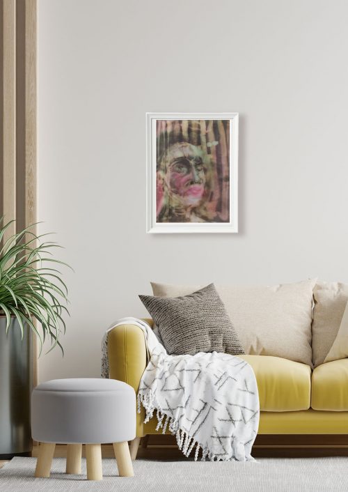 Le portrait de l'homme à la bouche rose exposé dans un intérieur jaune