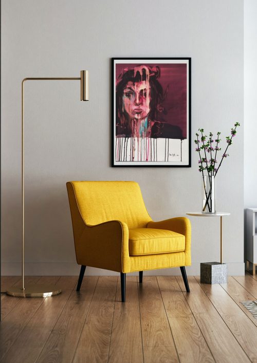 Portrait exposé dans un intérieur avec fauteuil jaune