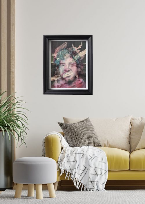 Le tableau "Le Bouffon" exposé dans un cadre avec canapé jaune