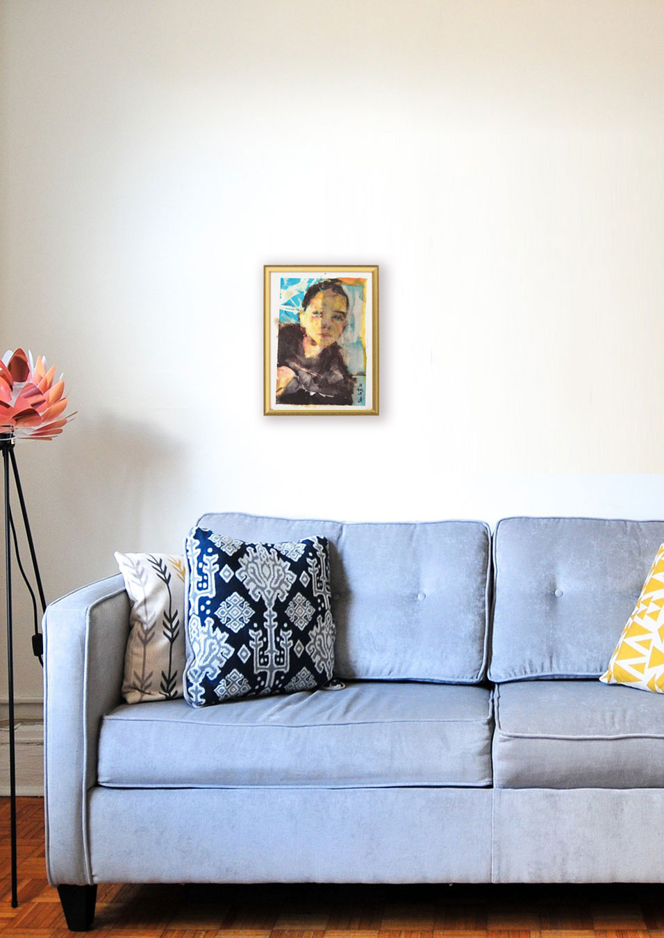 Le tableau Moussaillon exposé dans un salon avec canapé bleu